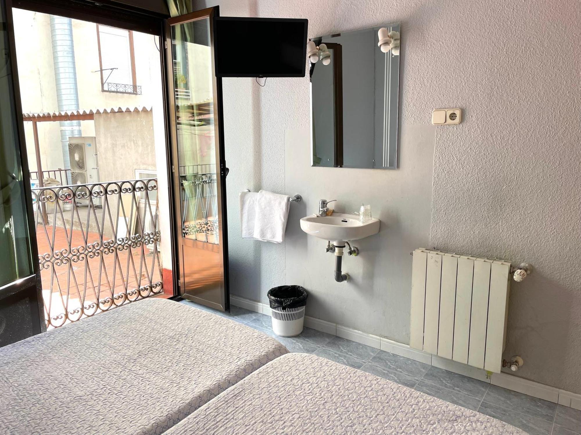Hostal Fernandez Atocha Madrid Luaran gambar