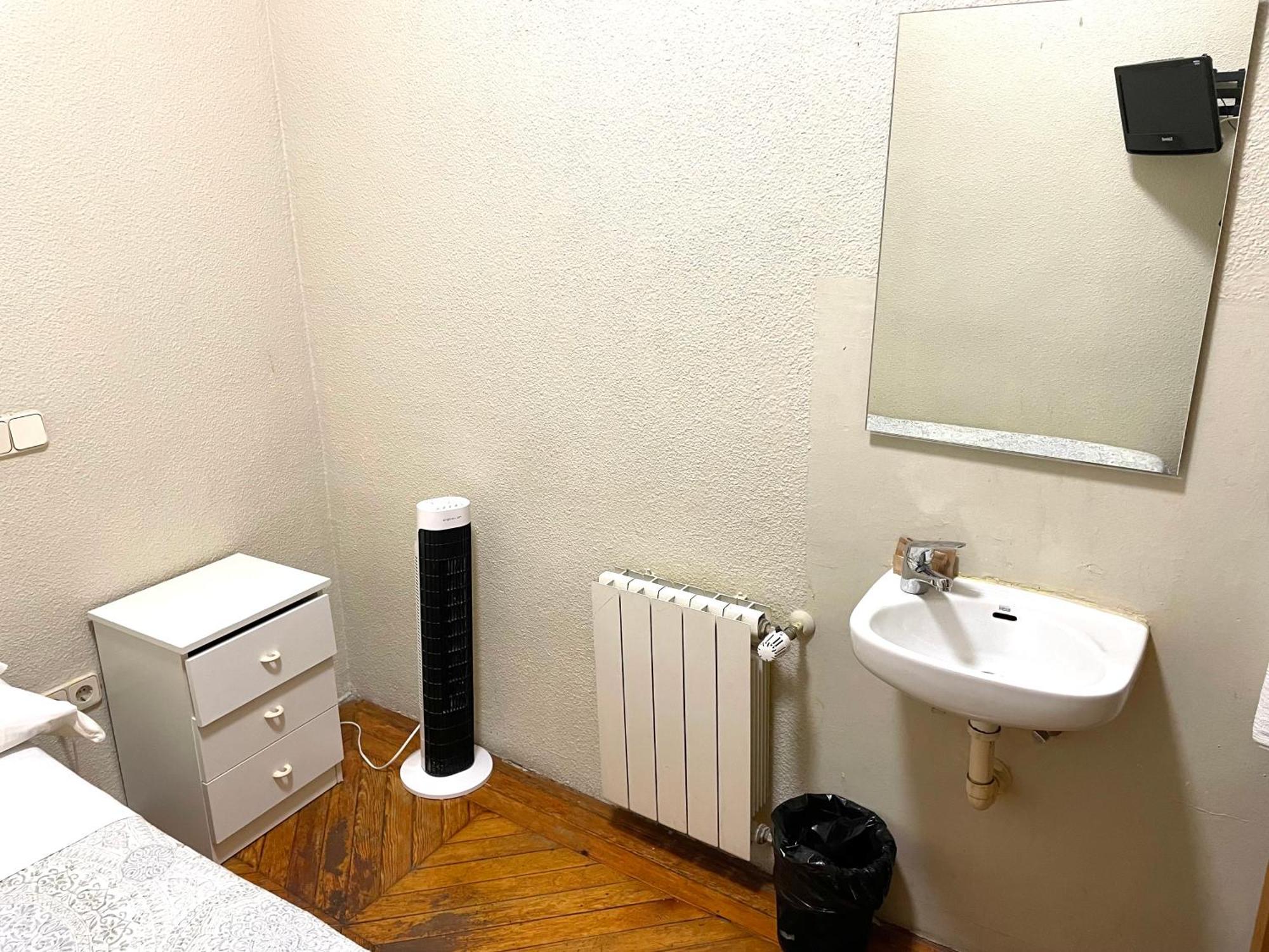 Hostal Fernandez Atocha Madrid Luaran gambar