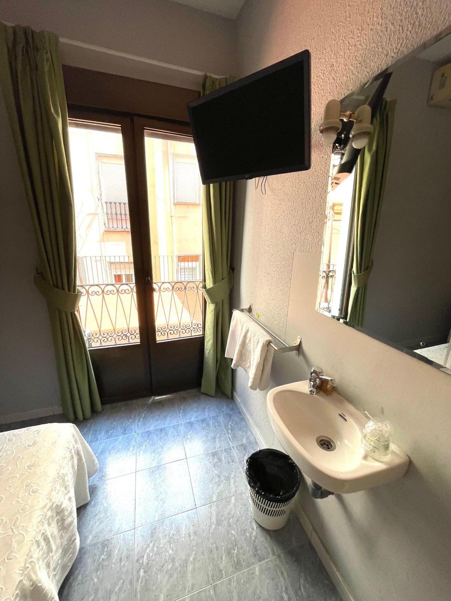 Hostal Fernandez Atocha Madrid Luaran gambar