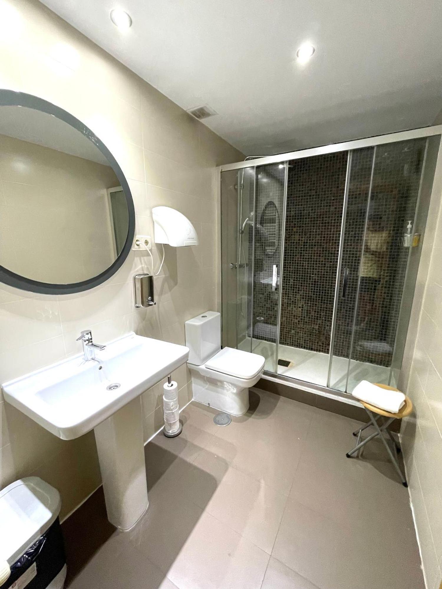 Hostal Fernandez Atocha Madrid Luaran gambar