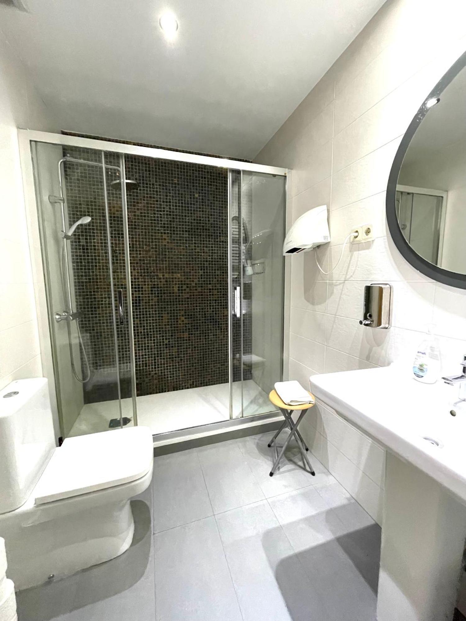 Hostal Fernandez Atocha Madrid Luaran gambar