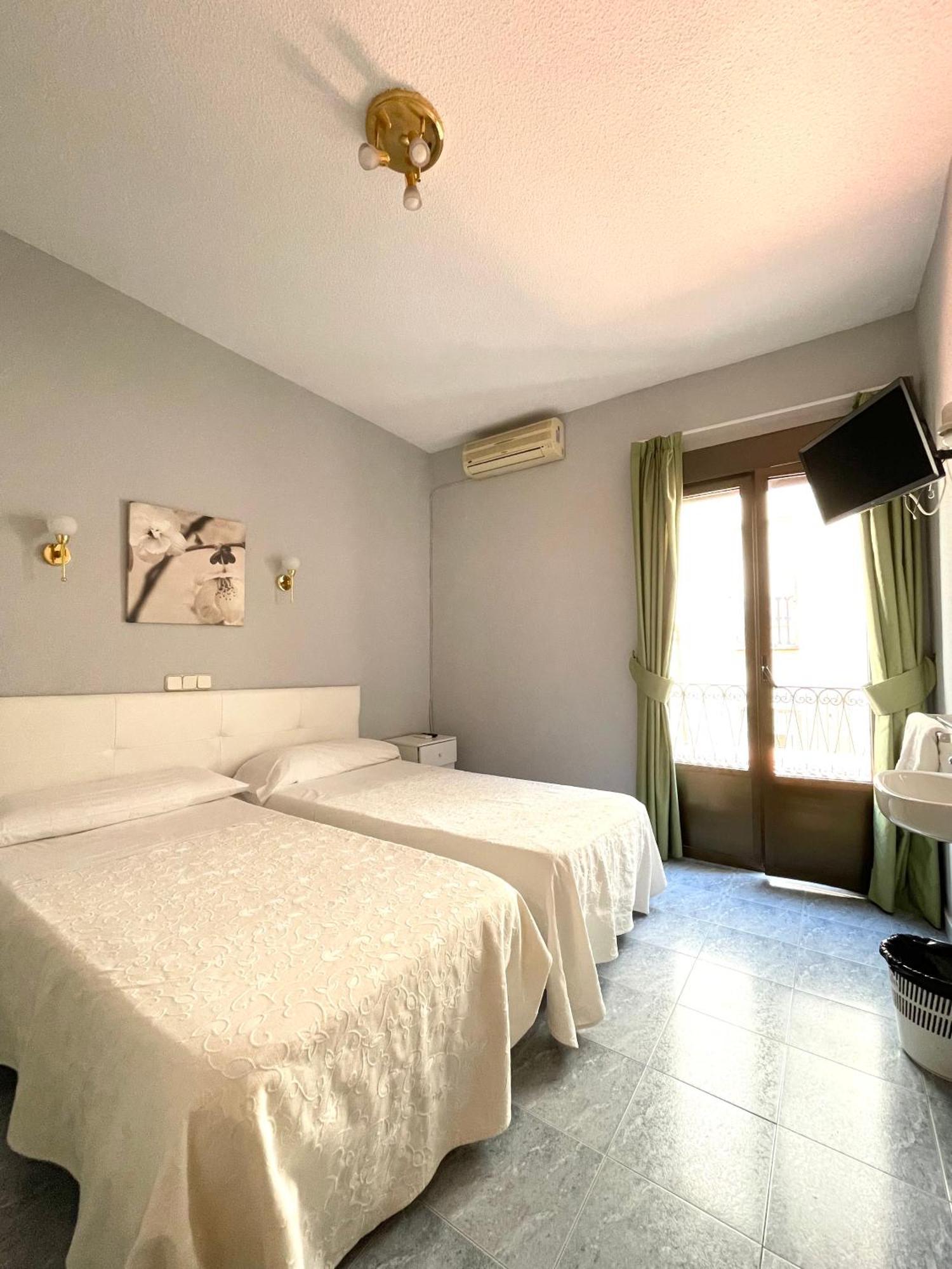 Hostal Fernandez Atocha Madrid Luaran gambar