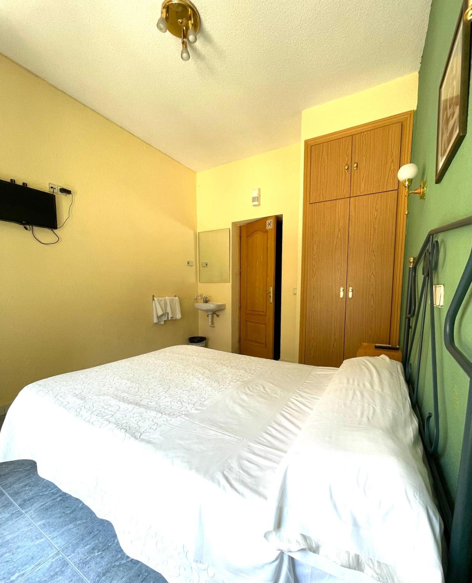 Hostal Fernandez Atocha Madrid Luaran gambar
