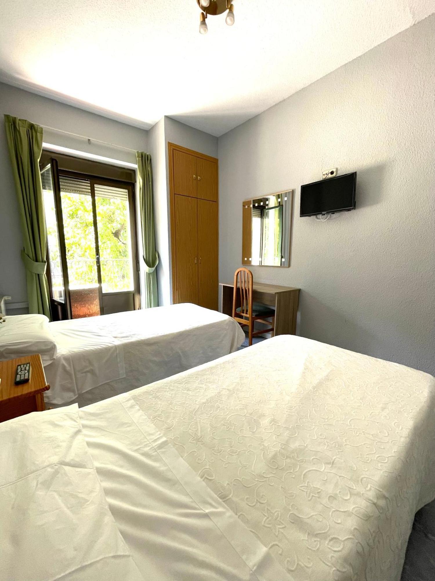 Hostal Fernandez Atocha Madrid Luaran gambar