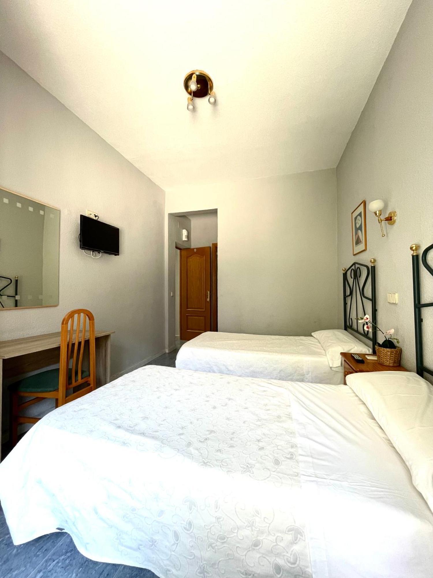 Hostal Fernandez Atocha Madrid Luaran gambar
