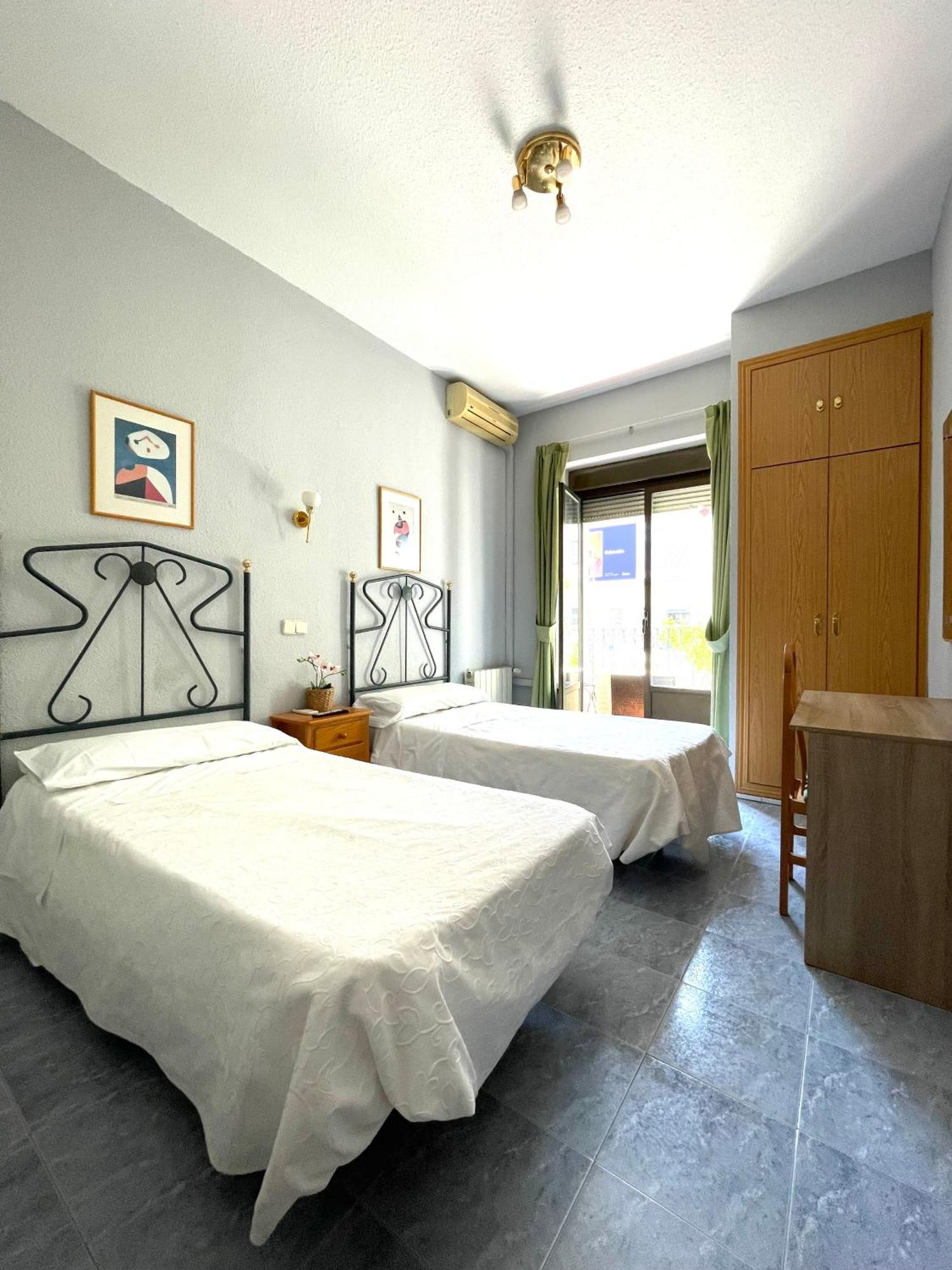 Hostal Fernandez Atocha Madrid Luaran gambar