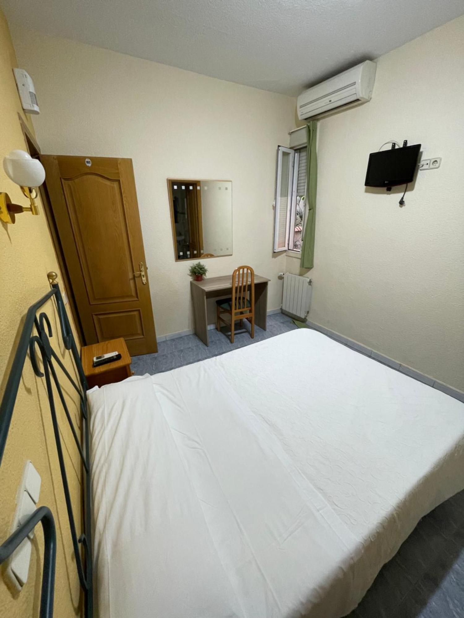 Hostal Fernandez Atocha Madrid Luaran gambar
