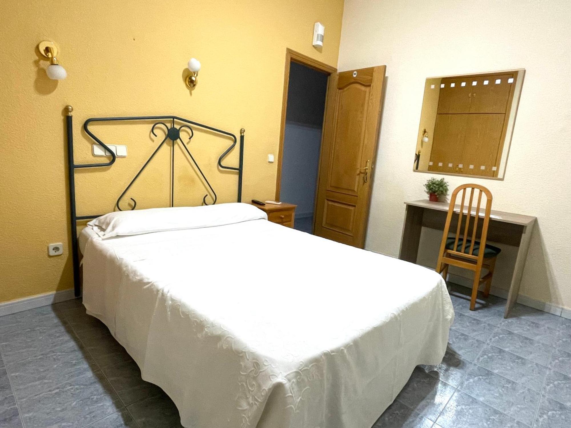 Hostal Fernandez Atocha Madrid Luaran gambar